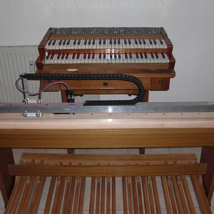 Manual-Aufbau auf Orgelbank