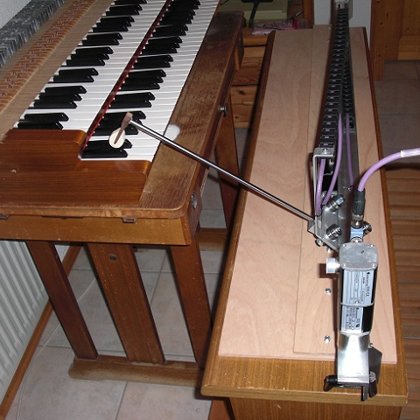 Manual-Aufbau auf Orgelbank nahe