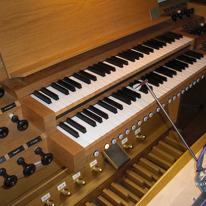 Part tuning Trompete 8‘, on the organ bench of the Göckel-organ in Berau