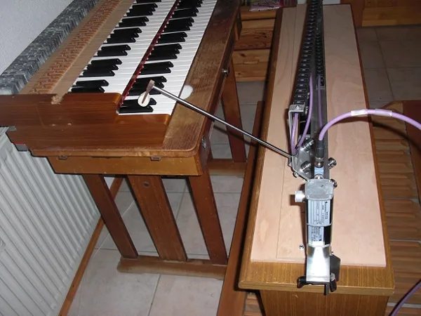 Assembly for the Manual on the Organ Bench, wide